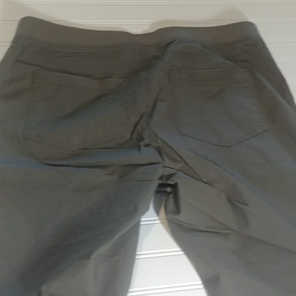 Lee Relaxed Fit Olive Cargo Capri Pants - Picture 7 of 8